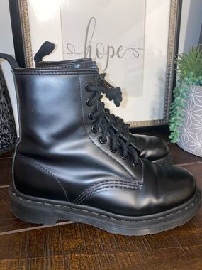 Dr. Martens The Original All Black Smooth Leather Combat Boots Size 7 Like New